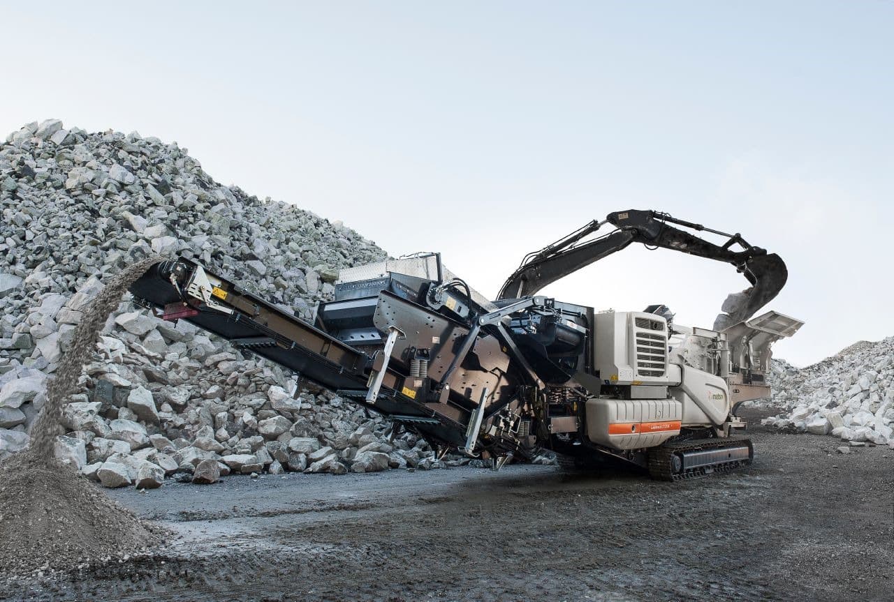 Crushing and screening plant in operation