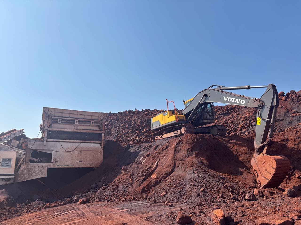Feeding and screening equipment at a crushing plant